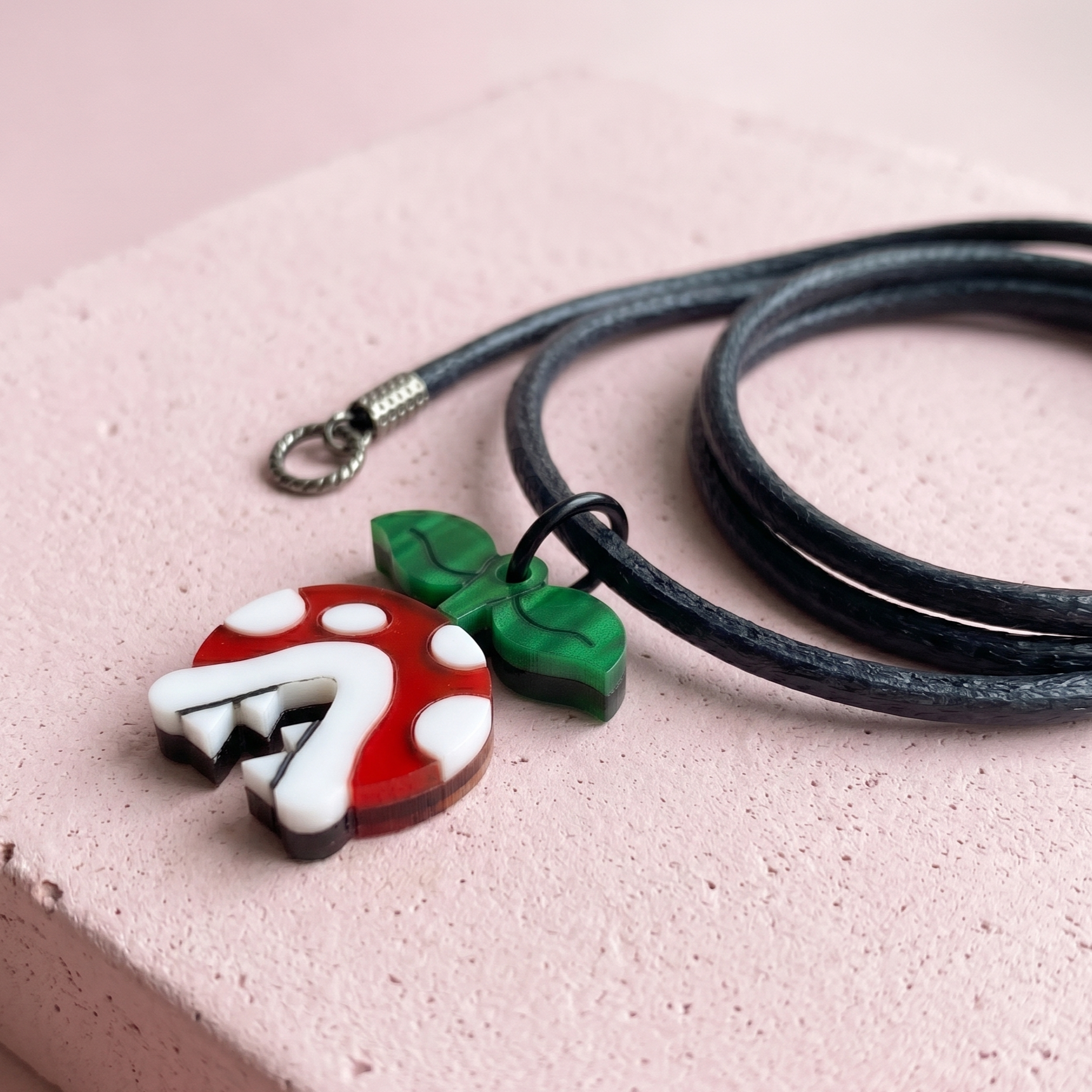 Collar planta piraña
