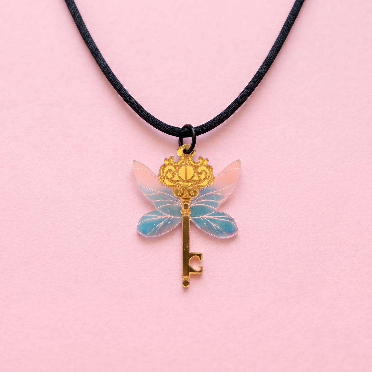 Collar o Pin Llave Alada